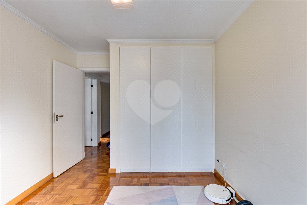 Apartamento à venda com 3 quartos, sendo 2 suítes, em Moema, São Paulo, SP