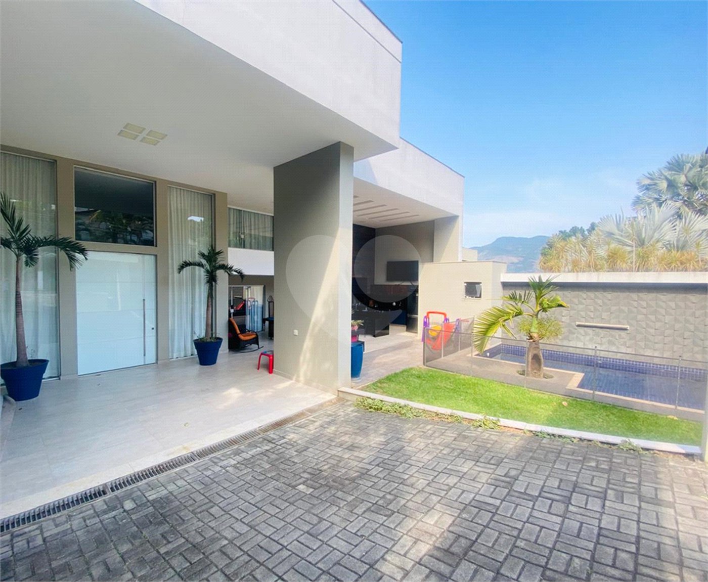 Casa à venda com 4 quartos, sendo 3 suítes, no condomínio Marc Ferez, Rio de Janeiro - RJ