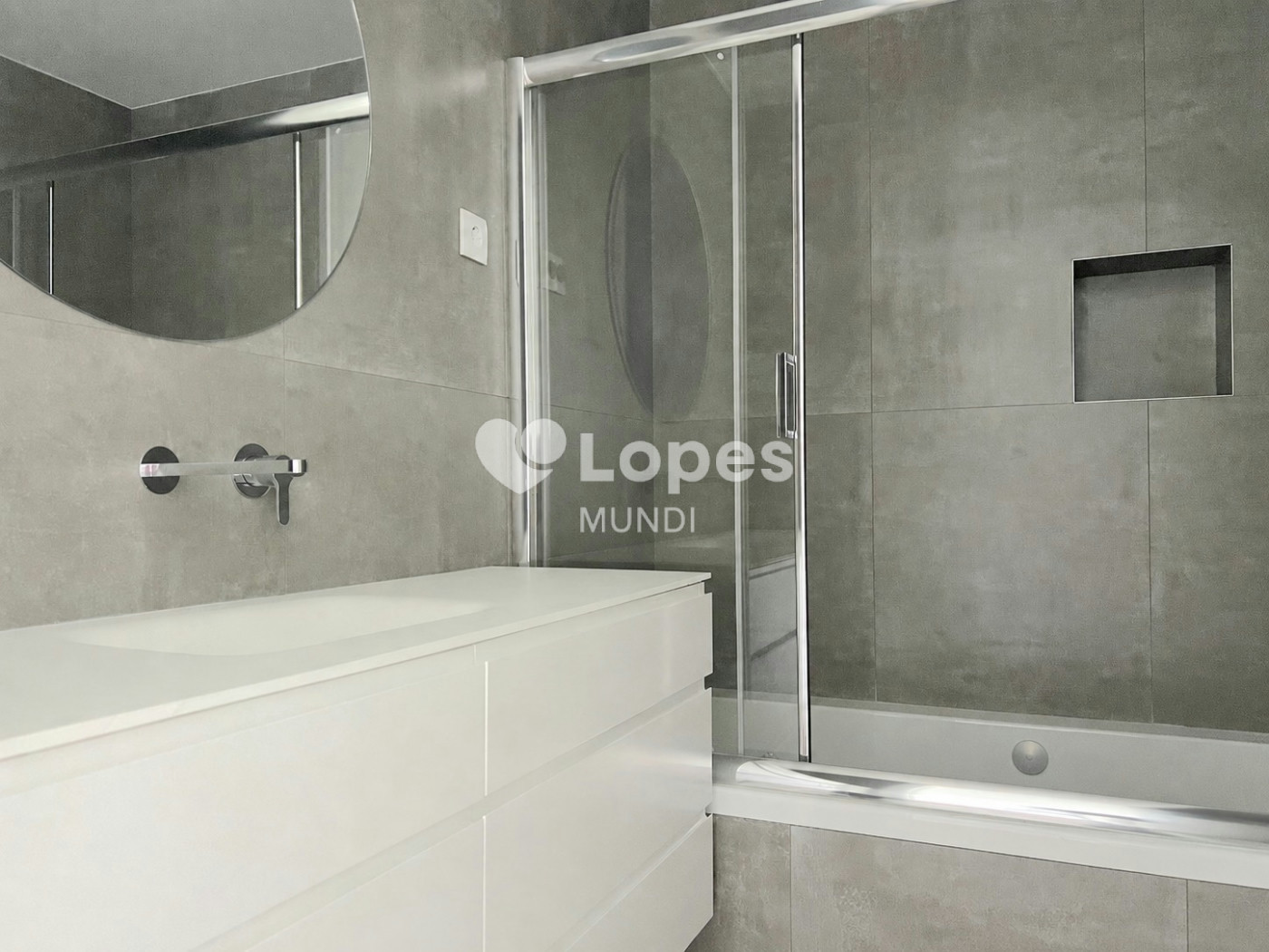 Apartamento T3 à venda em Águas Santas, Maia, Portugal – Varanda e garagem