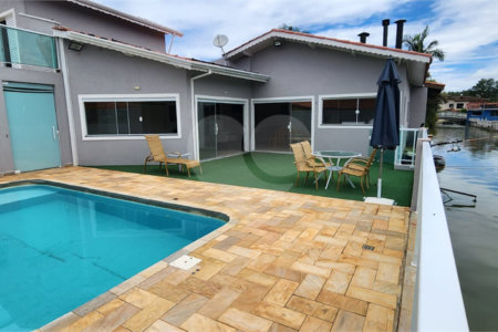 Casa à venda com 4 quartos, sendo 2 suítes, no condomínio Marinas, Bom Jesus dos Perdões - SP