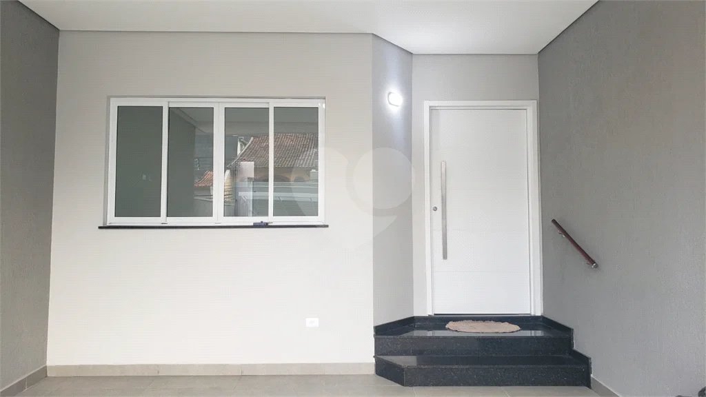 Sobrado novo com 3 suítes, 4 vagas, espaço gourmet com churrasqueira, jardim de inverno e acabamento premium. Conforto, modernidade e sofisticação.