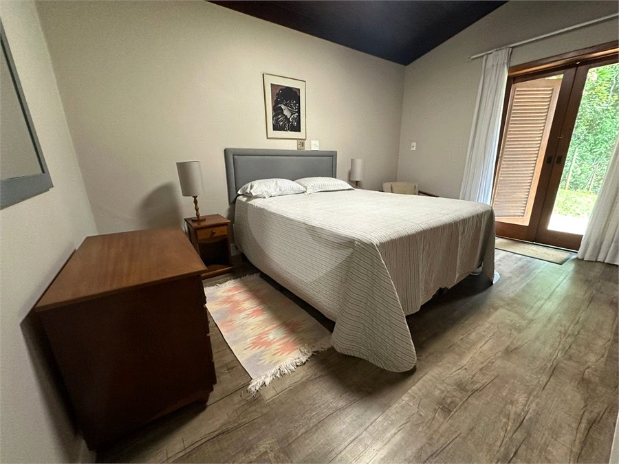 Casa à venda com 4 quartos, sendo 2 suítes,  no condomínio Chacara Marques, Santana de Parnaíba - SP