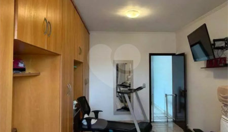 Sobrado à venda com 3 quartos, sendo 1 suíte,  em Parque Maria Domitila, São Paulo, SP