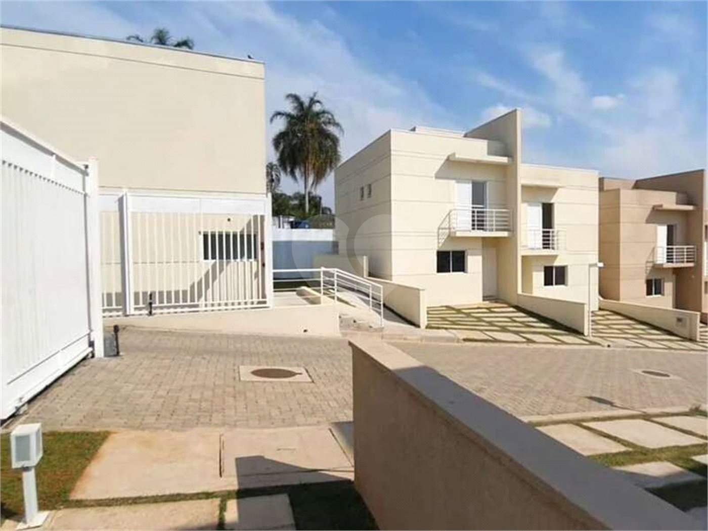 Casa à venda com 3 quartos, sendo 1 suíte, no condomínio Villaggio Viana, Cotia - SP