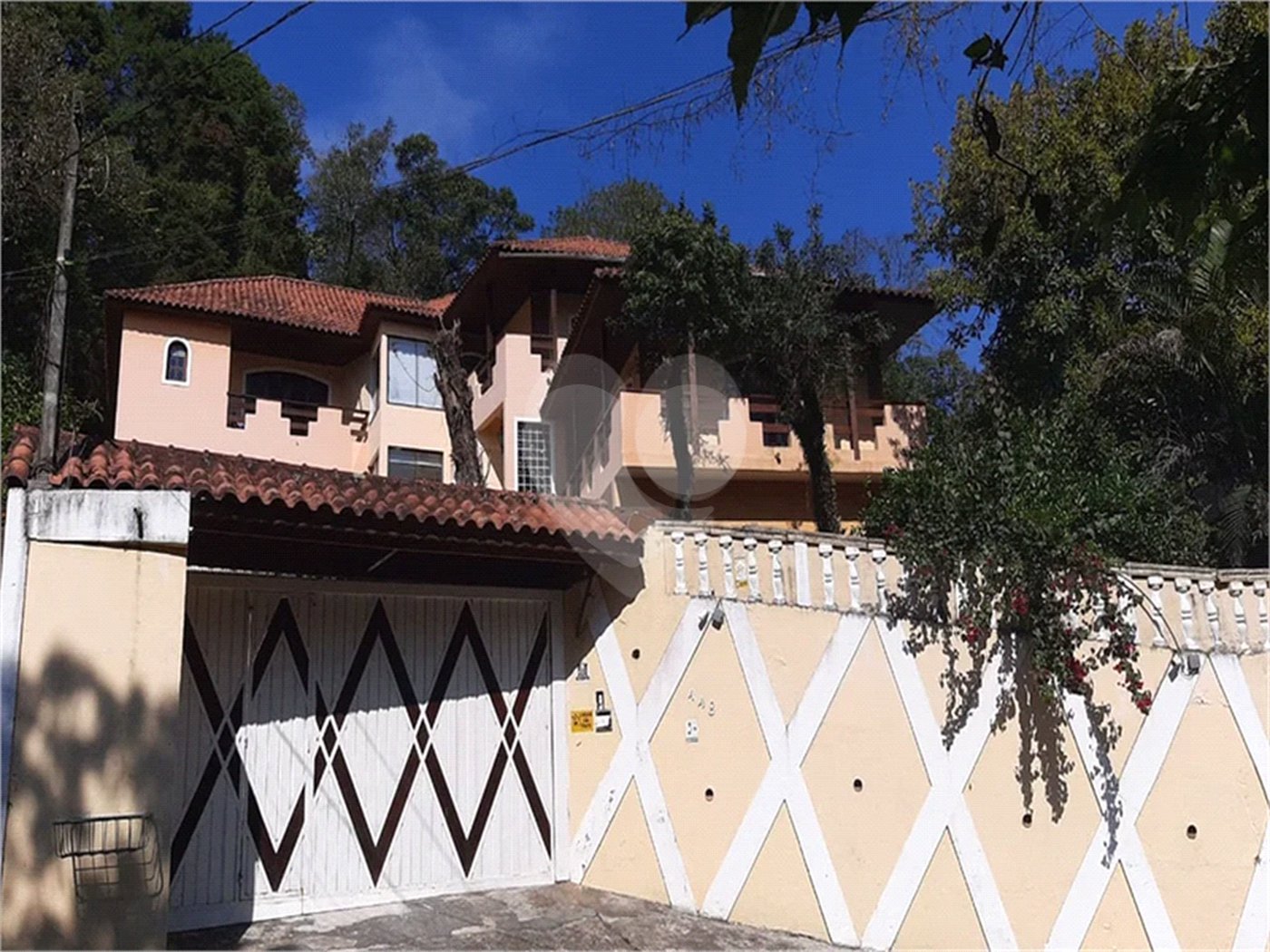 Casa à venda com 6 quartos, sendo 4 suítes, no condomínio Alpes da Cantareira, Mairiporã - SP