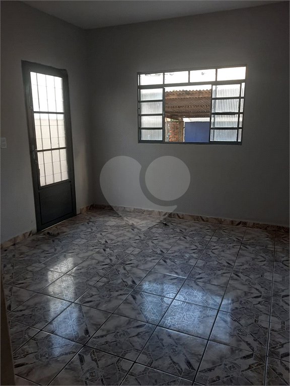 Casa térrea com 2 dormitórios.