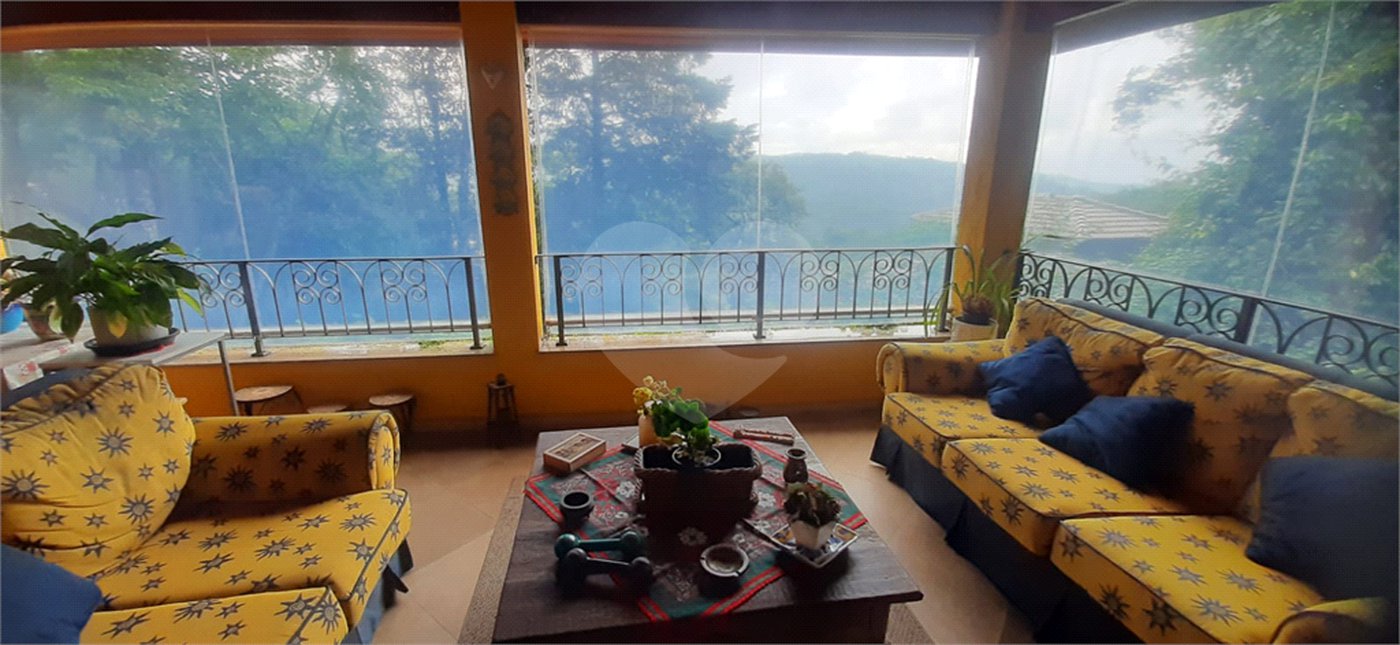 Casa à venda com 5 quartos, sendo 4 suítes, no condomínio Alpes da Cantareira, Mairiporã - SP