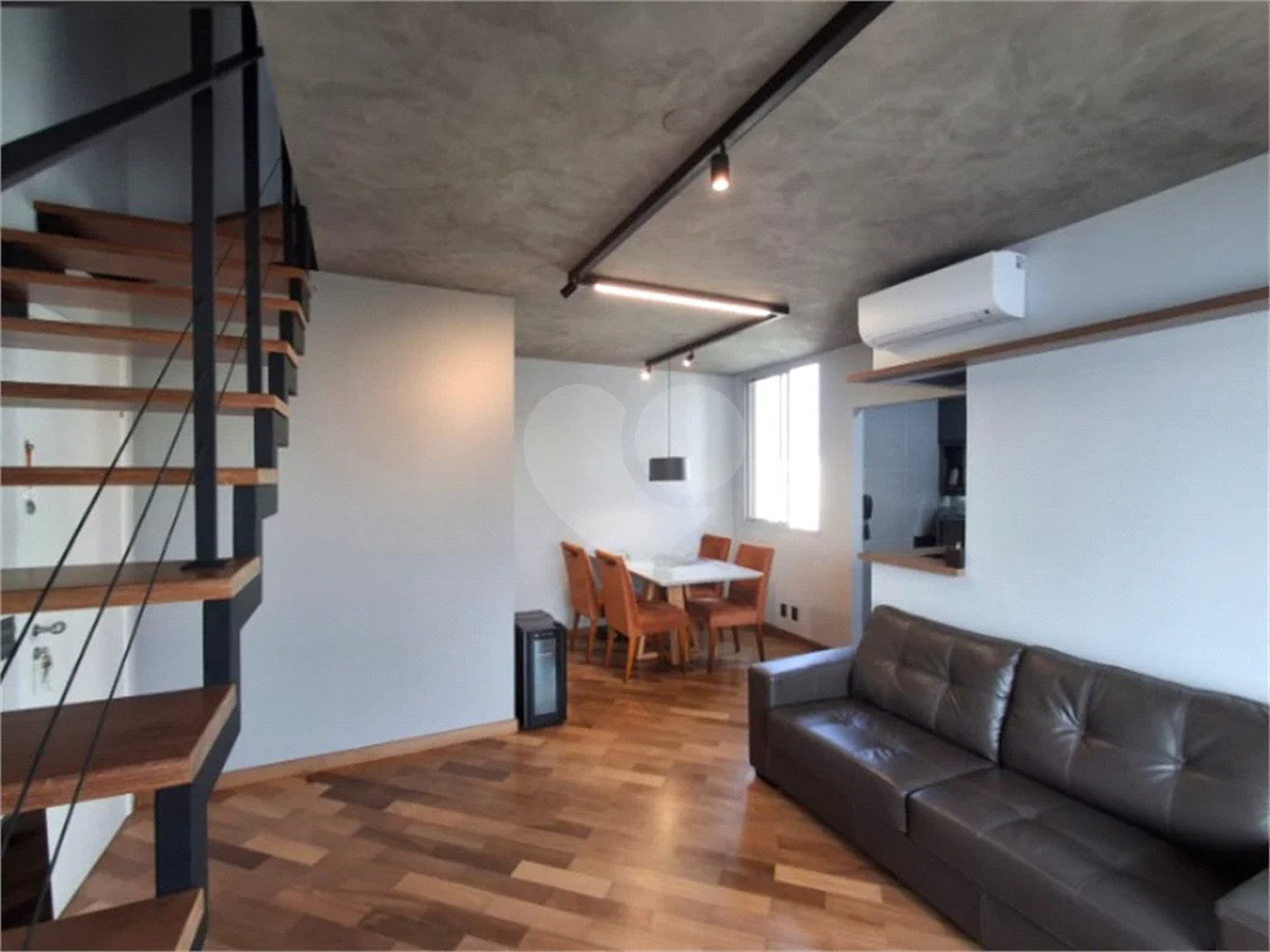 Apartamento totalmente decorado em Moema com 70 m2 , 2 quartos, 2 suítes e 2 vagas, ambientes com ar condicionado.