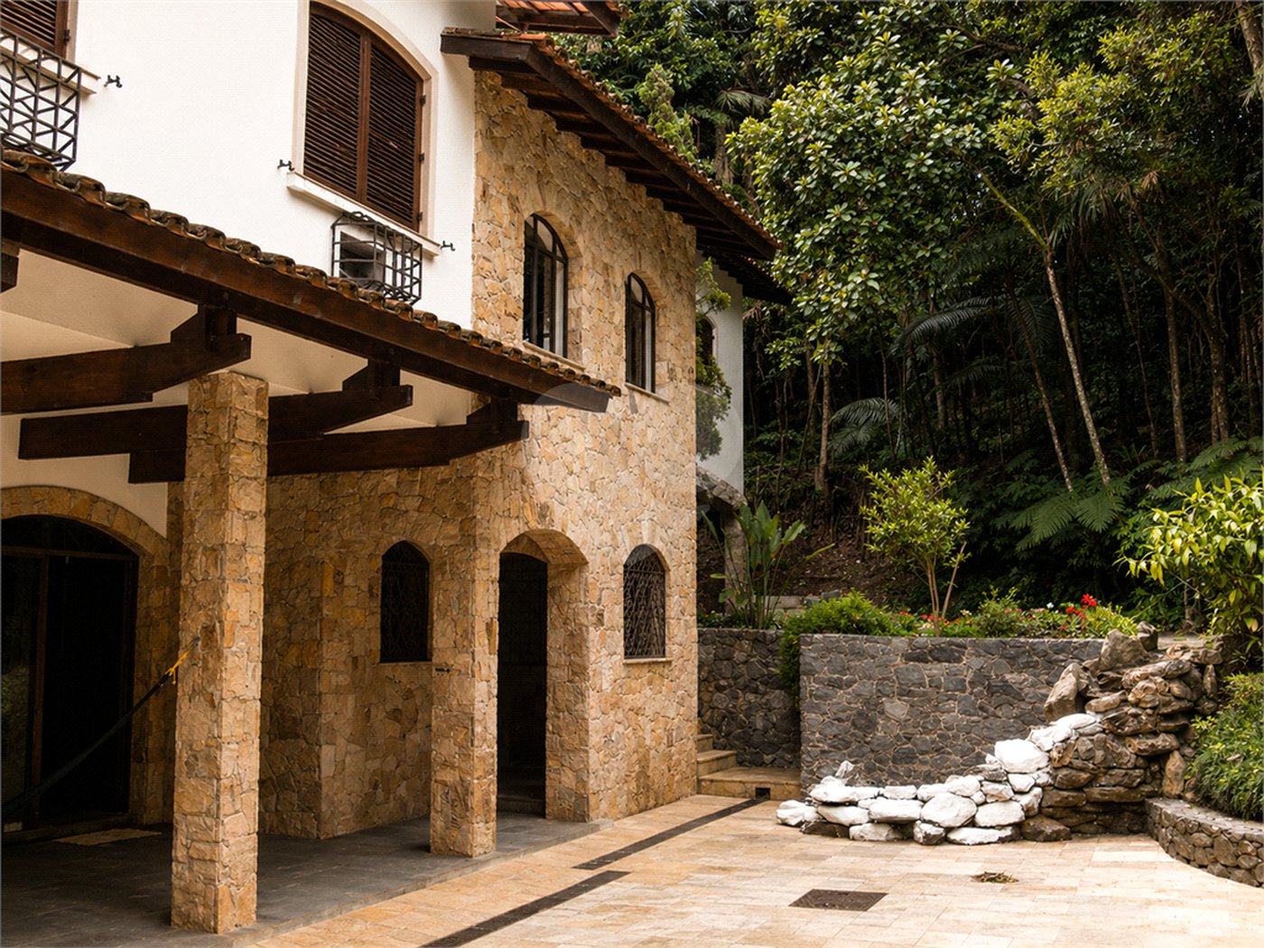 Casa à venda com 8 quartos, sendo 4 suítes, em Parque Alves de Lima, São Paulo, SP