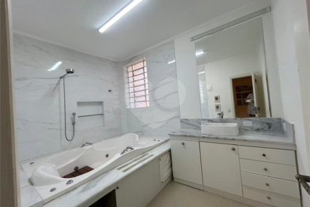 Sobrado à venda ou para alugar com 4 quartos, sendo 1 suíte, em Santo Amaro, São Paulo, SP