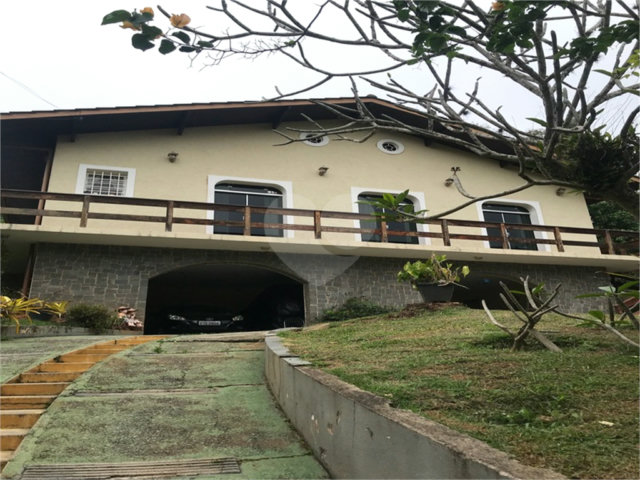 Sobrado à venda com 3 suítes em Serra da Cantareira, Mairiporã, SP