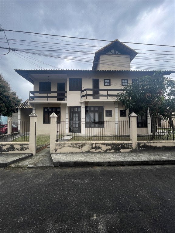 Casa à venda com 5 quartos, sendo 3 suítes, no condomínio Recanto das Palmeiras, Rio de Janeiro - RJ