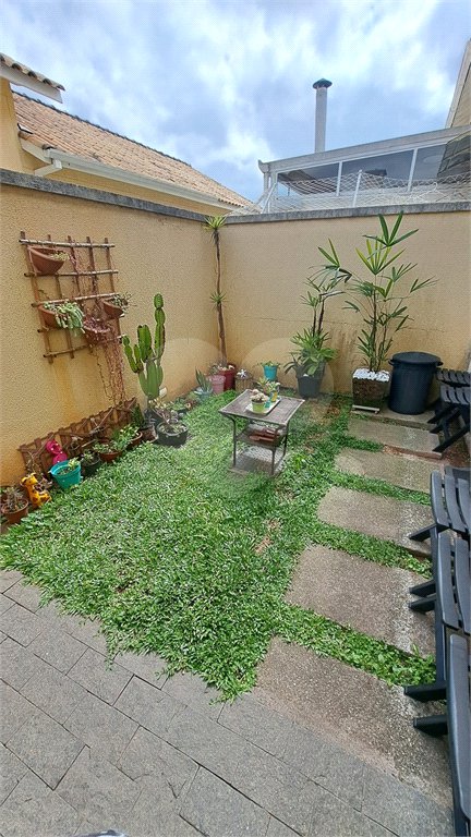 Casa à venda com 3 quartos, sendo 1 suíte,  no condomínio Moradas do Horto, São Paulo - SP