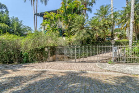 Casa à venda com 6 quartos, sendo 2 suítes, no condomínio Chácara Flora, São Paulo - SP