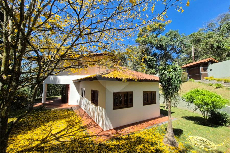 Casa à venda com 4 quartos, sendo 2 suítes, no condomínio Alpes da Cantareira, Mairiporã - SP