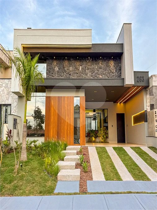 Indaiatuba - Condominio Sapezal - R$ 2.400.000,00 - Área Total 360,00 m² - Área Construída 213,32 m² - TÉRREA - 03 suítes sendo a master com closet; - Escritório; Lavabo; Cozinha com cooktop e planejados; Gourmet com churrasqueira; Ambientes preparados para ar condicionado; Piscina com cascata,