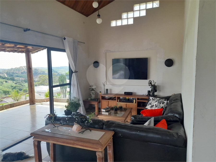 Casa à venda com 3 quartos, sendo 2 suítes, no condomínio Outeiro das Flores, Itupeva - SP