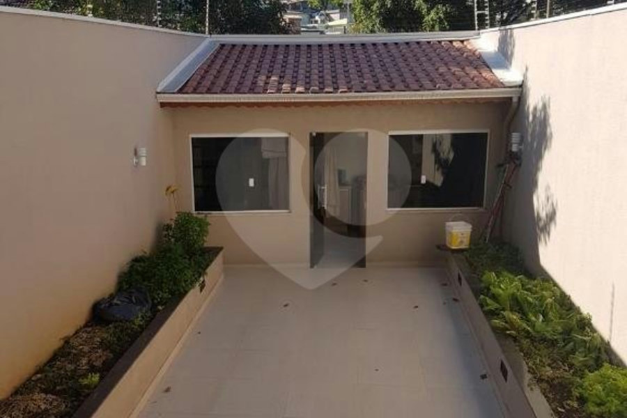 Sobrado à venda com 4 quartos, sendo 2 suítes, em Parque Maria Domitila, São Paulo, SP