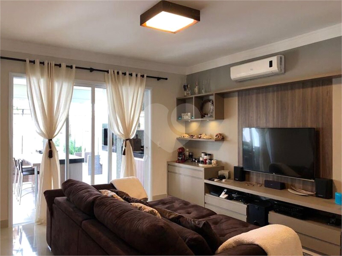Casa à venda com 4 quartos, sendo 3 suítes, no condomínio Residencial Terra Nobre, Indaiatuba - SP