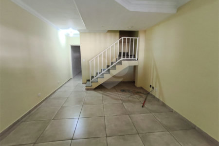 Sobrado à venda com 3 quartos, sendo 1 suíte, em Vila Nivi, São Paulo, SP