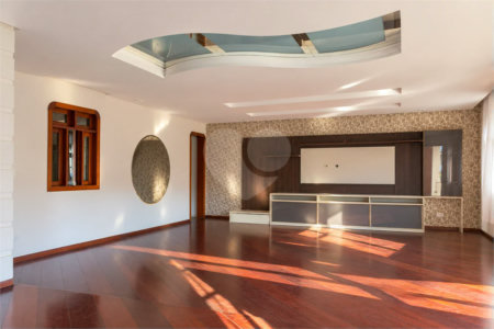 Casa à venda com 6 dormitórios, 3 suítes, piscina, área gourmet, hidromassagem, lareira, varanda e 6 vagas de garagem. Conforto e lazer para toda a família!