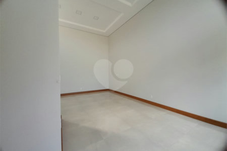Belíssima Casa à Venda no Condomínio Damha IV