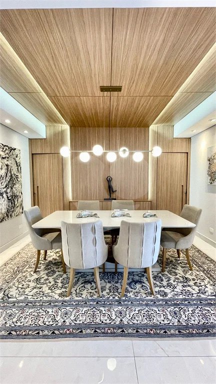 Cobertura à venda na Aclimação de 300m² com 2 vagas.