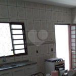 Casa térrea com 2 dormitórios, sendo 1 suíte.