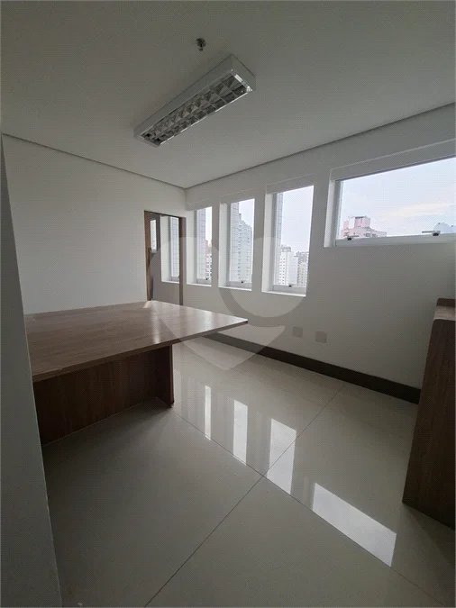 SALA COMERCIAL DE 90 M² COM 12 BAIAS, SALA DE REUNIÃO, AR-CONDICIONADO CENTRAL E 2 VAGAS!