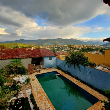 Casa à venda em Atibaia com 5 dormitórios (1 suíte), piscina e área gourmet, 2 vagas garagem, avalia permuta e financiamento