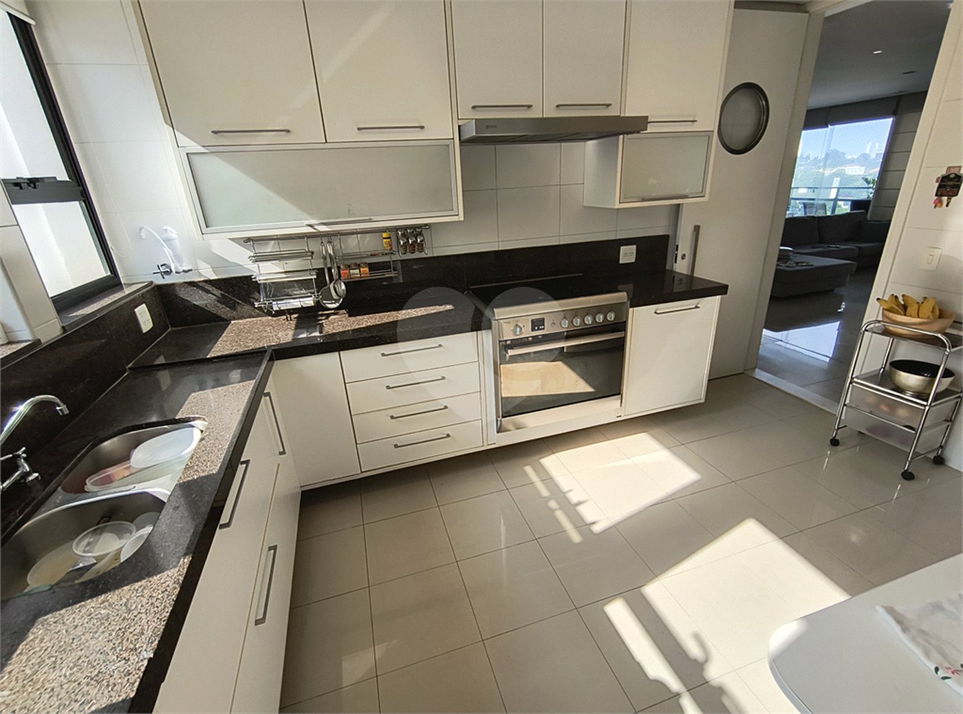 Este amplo apartamento de 290 m², completamente reformado, reúne sofisticação,