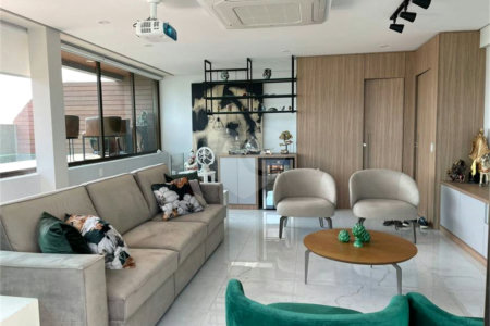 Cobertura à venda na Aclimação de 300m² com 2 vagas.