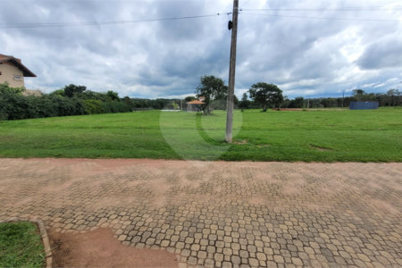 Loteamento no Condomínio Vila Pinhal do Broa
