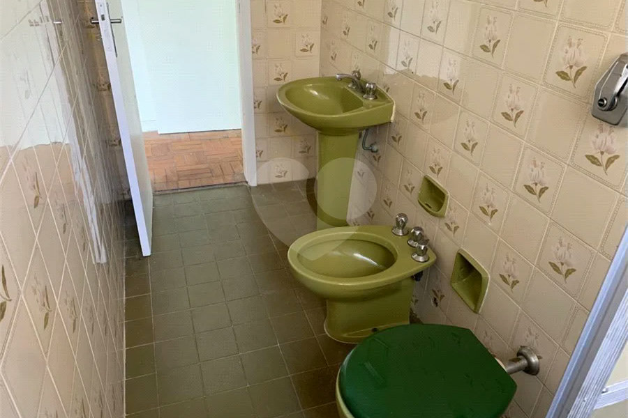 Casa espaçosa com 3 quartos, suíte, quintal e 2 vagas na Vila Santa Catarina