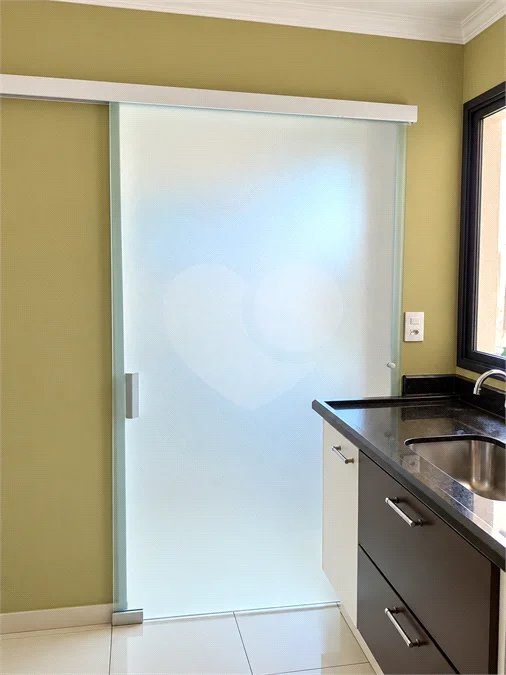Cobertura de 255 m² com 3 dormitórios, 1 suíte, cozinha planejada, 2 vagas e área gourmet com churrasqueira.