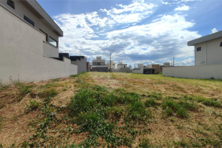 Lote à Venda em São Carlos, no Condomínio Villeneuve I