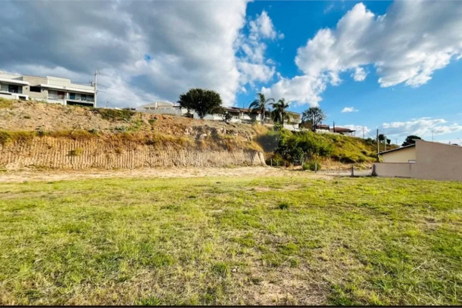 Terreno Amplo com 6.265m² e Acesso por Dois Níveis – Ótima Localização!