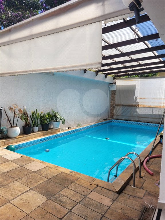 Sobrado com 14 metros de frente , na Região do Jardim Guapira , próximo ao Clube Guapira com 5 dormitórios, sendo 3 suíte com armários embutidos ,banheiro social, Sala para 2 ambientes, escritório com banheiro .cozinha ampla com armários, área de serviço ,dispensa, quintal com banheiro externo c