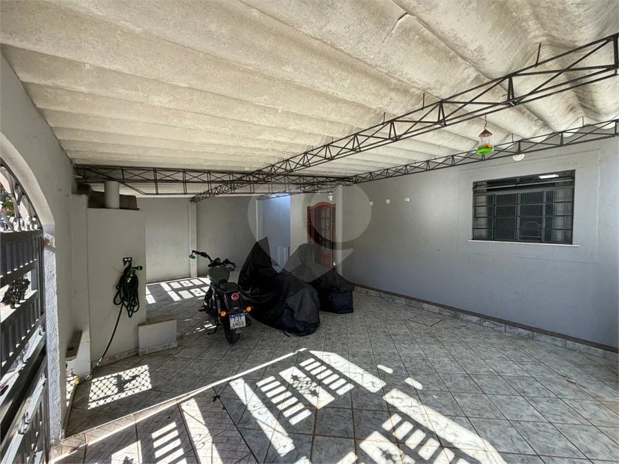 Casa à Venda no Santa Terezinha com 3 Dormitórios, Churrasqueira e Garagem para 2 Carros
