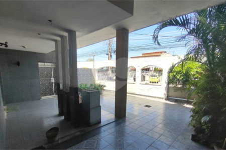 Triplex à venda em Santa Cruz – 3 quartos, 5 banheiros, 3 salas e 2 vagas