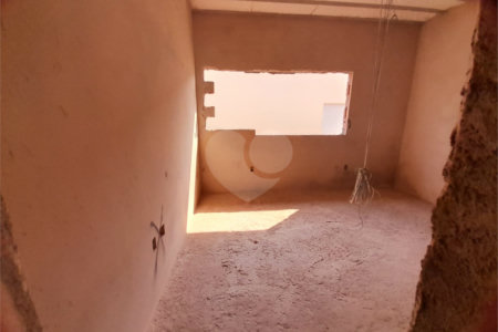 Casa em Construção com Área Gourmet e Piscina no Condomínio Damha II