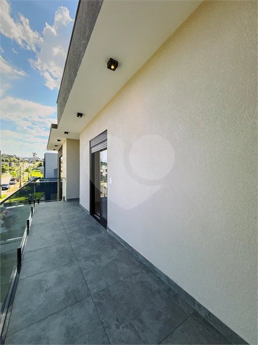 Indaiatuba - Condomínio Milano - Sobrado - 350 m² de terreno - 240 m² de área construída - 4 vagas de garagem, sendo 2 cobertas - Salas de estar e jantar integradas - 3 suítes com closet e varanda no pavimento superior - Escritório no térreo - Espaço gourmet com churrasqueira - Banheiro externo