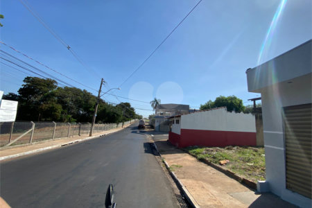 Casa térrea com salão comercial para venda no Santa Felícia.