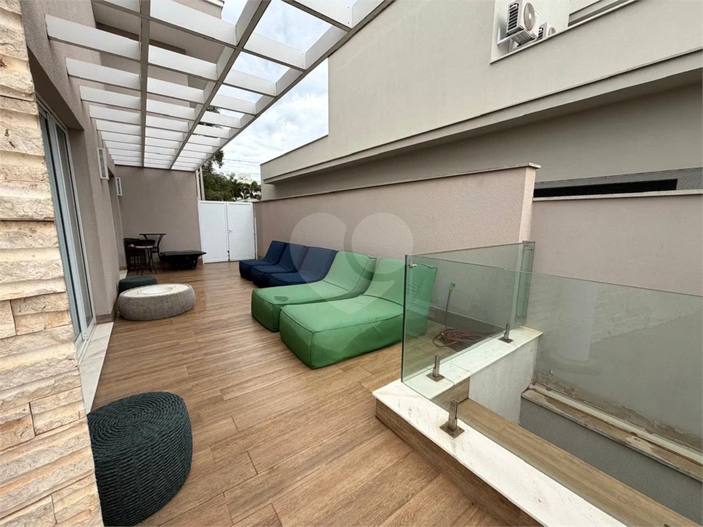 Casa de alto padrão em condomínio exclusivo com 4 suítes