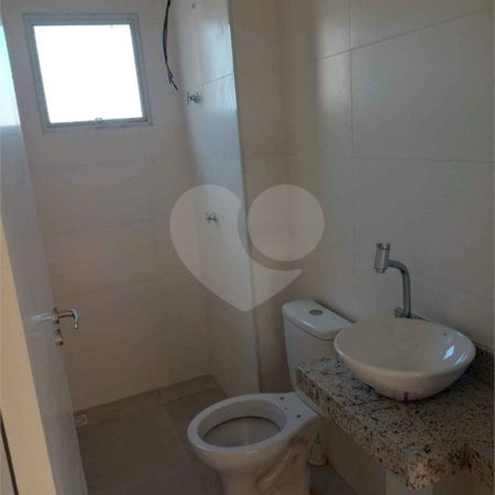 Apartamento no Condomínio Parque dos Jacarandás.