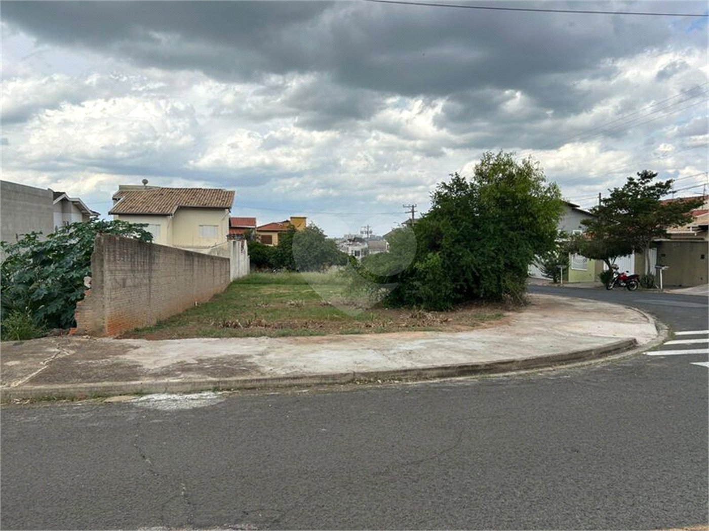 Terreno de Esquina Misto – 257,61 m² | Jardim Regina