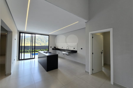 Maravilhosa Casa térrea em condomínio fechado no Portal Lamis, com 3 suítes, piscina privativa e persianas elétricas em excelente condomínio com salão de festas, piscina, quadras de tênis, beach tênis e campo de futebol. Vista cinematográfica da Pedra Grande.