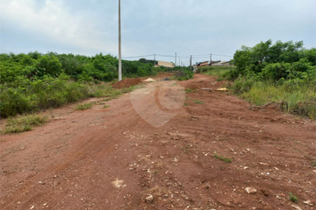 Terreno plano contendo 150,00 m² de área total.