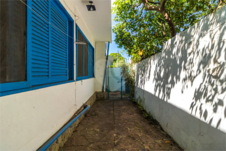 Casa à venda em Moema de 280m² com 4 dormitórios, sendo 1 suíte e 2 vagas de garagem.
