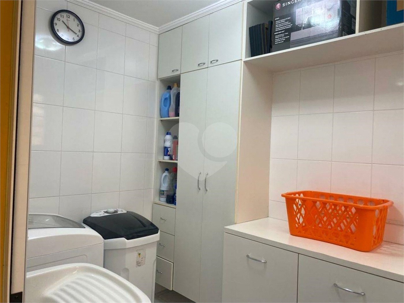 Sobrado à venda com 150 metros de área util e possui 3 dormitórios, sendo 1 suíte.